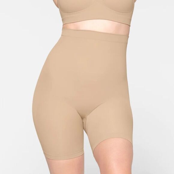 NWT SKIMS Seamless Sculpt Mid Thigh Shaping Shorts In Clay Nude - Picture 1 of 8